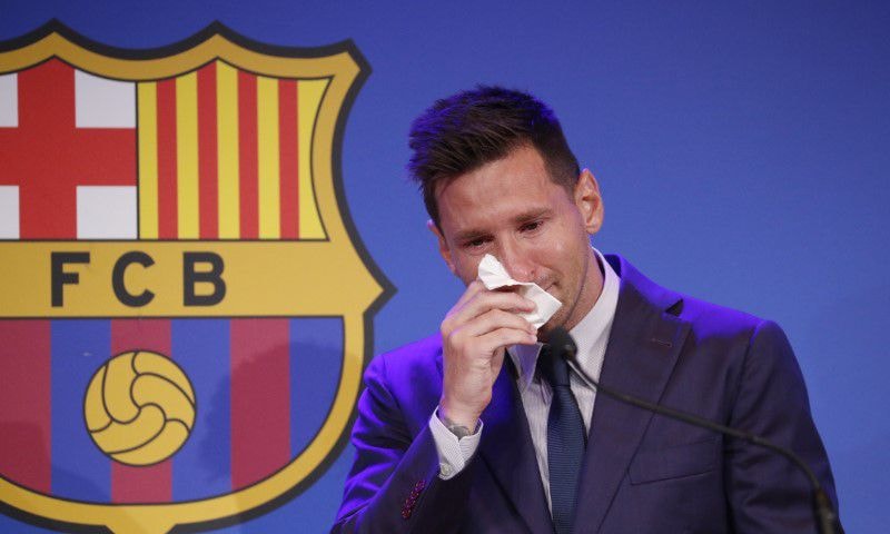 Messi rơi nước mắt khi phải rời Barca